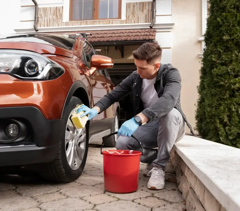 Lavage auto à domicile Castellet-en-Luberon : professionnel intervenant sur un véhicule
